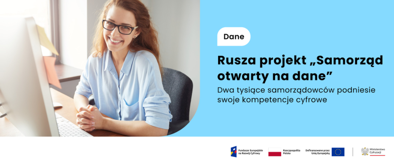 Grafika informująca o projekcie pod nazwą Samorząd Otwarty na dane, którego autorem jest Ministerstwo cyfryzacji na grafice młoda kobieta w okularach uśmiechnięta siedzi przy biurku.